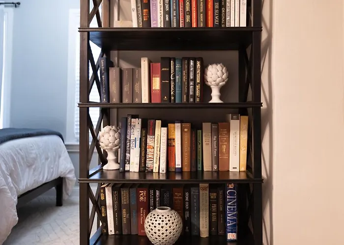 Red Robin - Wicker Park Apartment *