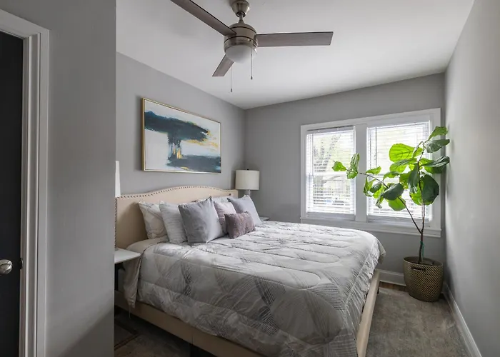 Red Robin - Wicker Park Apartment *