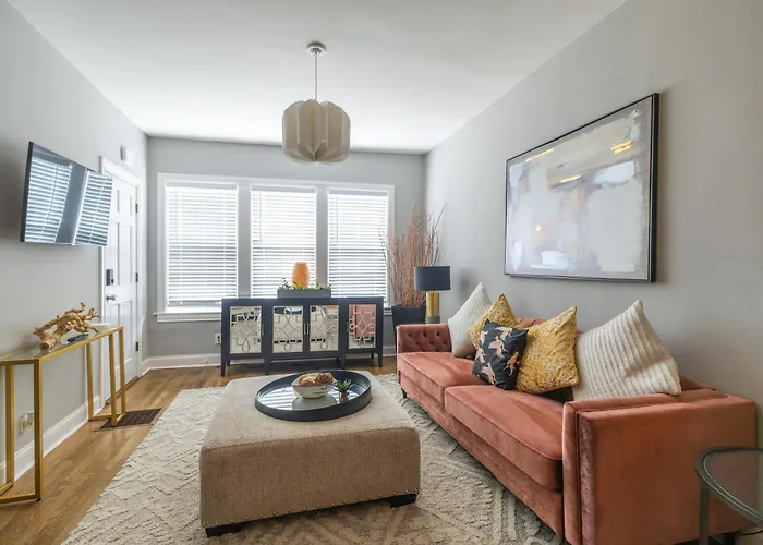 Red Robin - Wicker Park Apartment Chicago