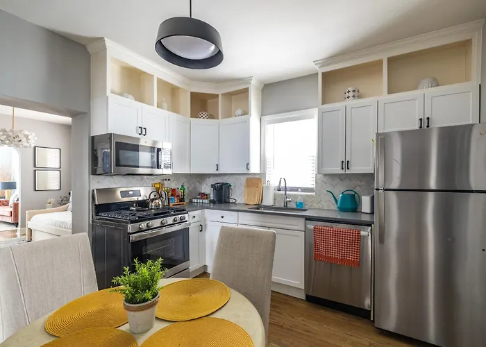 Red Robin - Wicker Park Apartment Chicago
