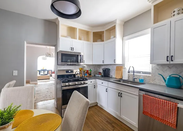 Red Robin - Wicker Park Apartment *