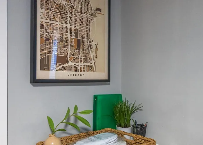Red Robin - Wicker Park Apartment *