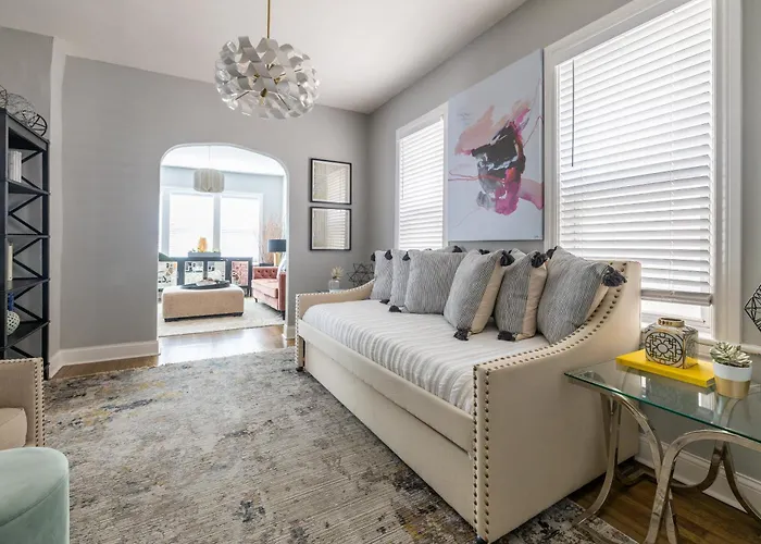 Red Robin - Wicker Park Apartment Chicago