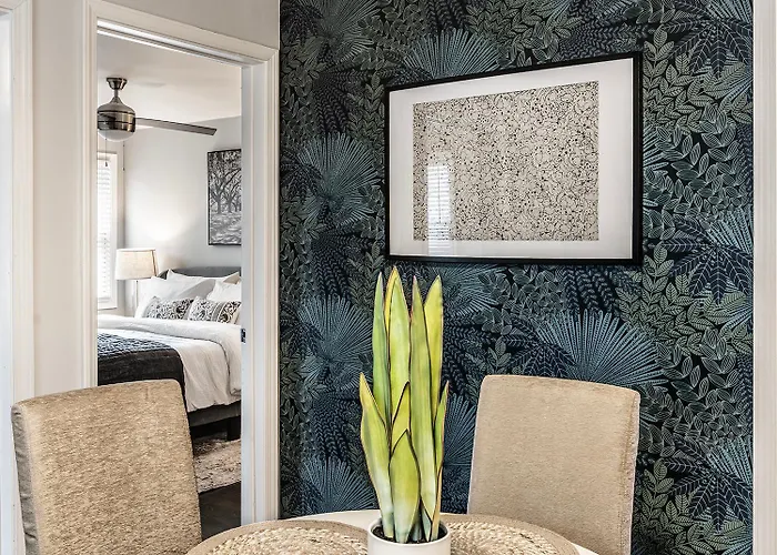 Red Robin - Wicker Park Apartment *