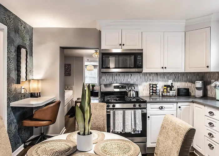Red Robin - Wicker Park Apartment Chicago